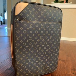 LOUIS VUITTON PÉGASE LÉGÈRE 55 Monogram  Luggage